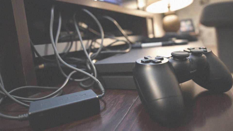 Jakie są opcje podłączenia słuchawek do konsoli PS4?