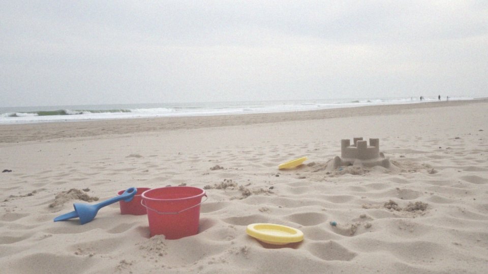 Jakie aktywności można wspólnie wykonywać na plaży z dziećmi?